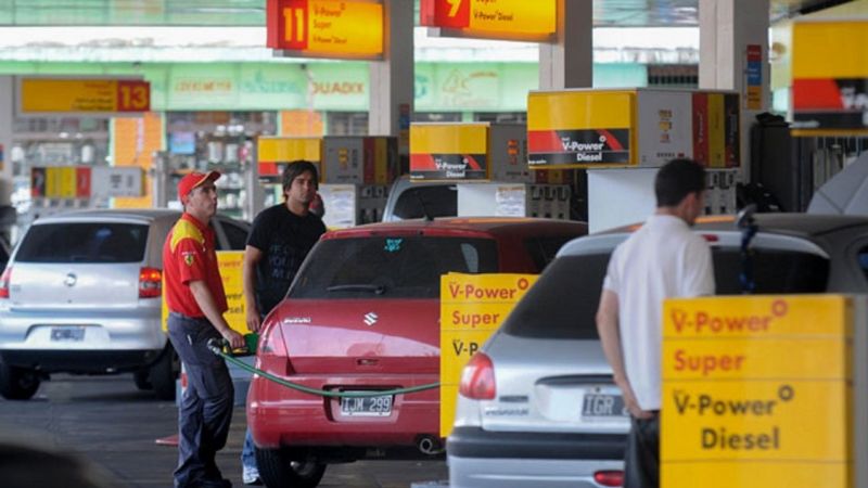 Tras la decisión de YPF, Shell también baja el precio de la nafta