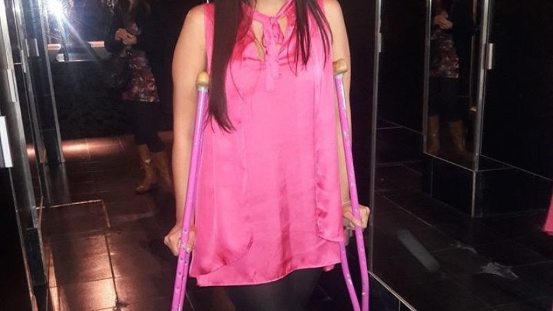 Le negaron el ingreso a un boliche a una joven con pierna ortopédica