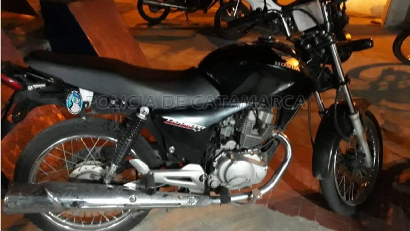 Ladrón escapaba, derrapó y agredió a policías