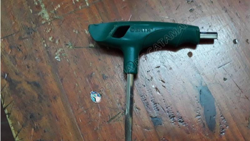 Ladrón escapaba, derrapó y agredió a policías