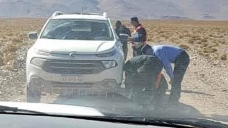 Policías rescataron a turistas en Antofalla tras el reventón de un neumático