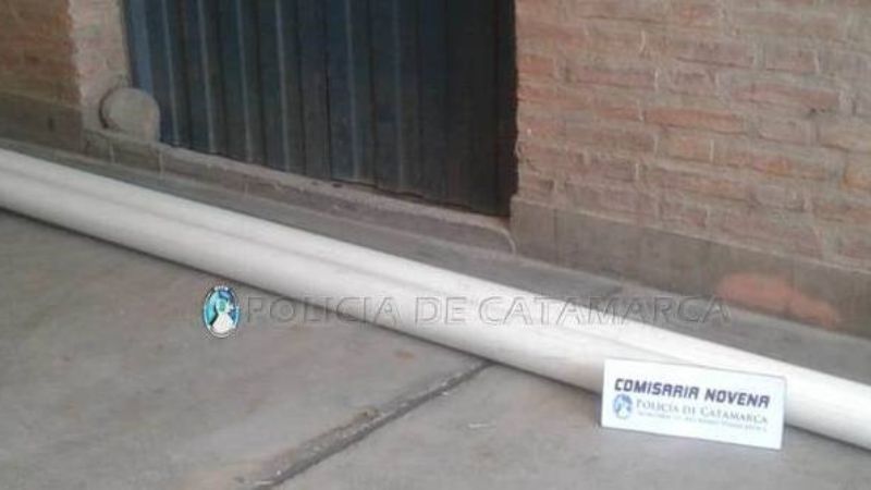 Sorprenden a dos jóvenes que llevaban caños en una moto