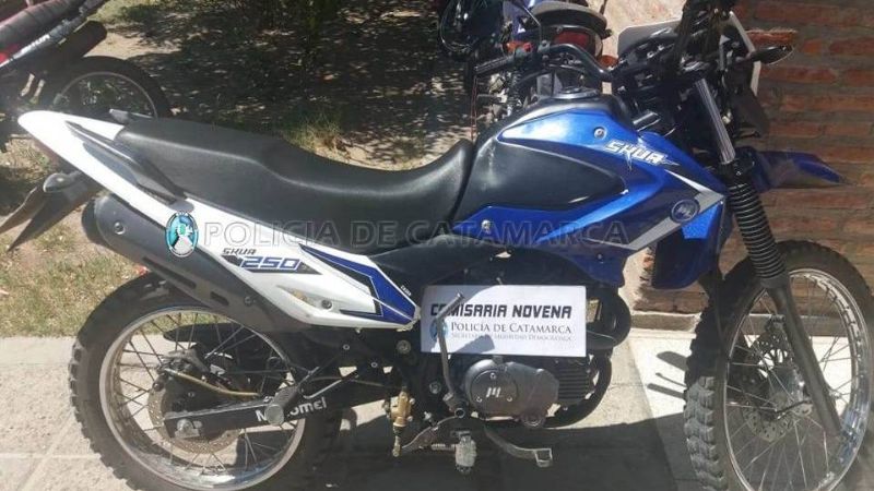 Sorprenden a dos jóvenes que llevaban caños en una moto