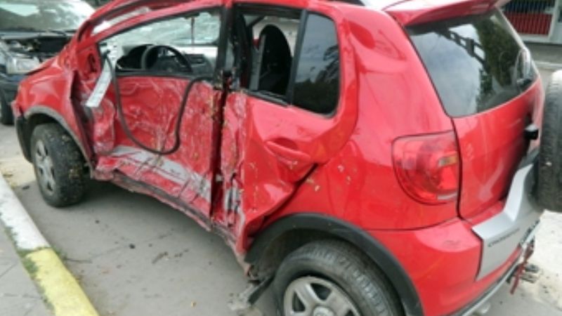 Manejaba borracho, chocó un poste y le secuestraron el auto