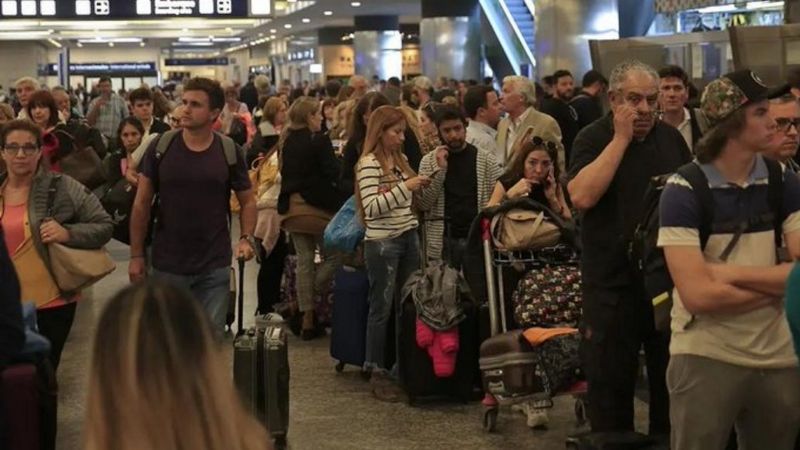 Demoras y vuelos cancelados por la tormenta eléctrica