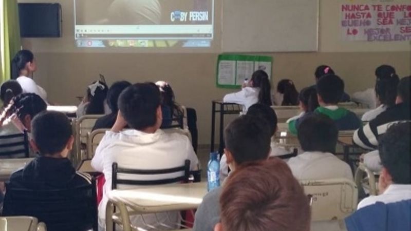 Policías brindaron charla en escuela de Valle Chico