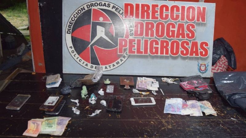 Secuestran droga, pastillas, dinero y celulares: hay cinco detenidos