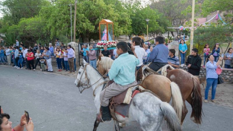 Procesión en honor a la Virgen del Rosario en Collagasta