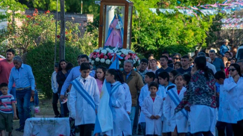 Procesión en honor a la Virgen del Rosario en Collagasta