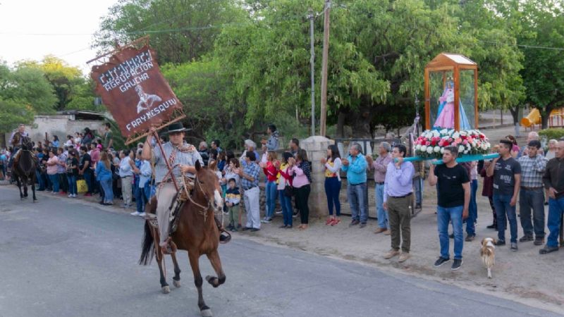 Procesión en honor a la Virgen del Rosario en Collagasta
