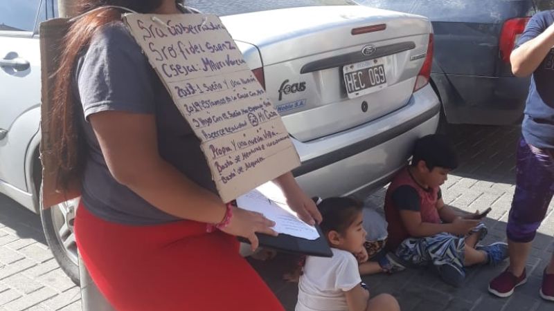 Una mujer que vive en la calle se encadenó para pedir una vivienda
