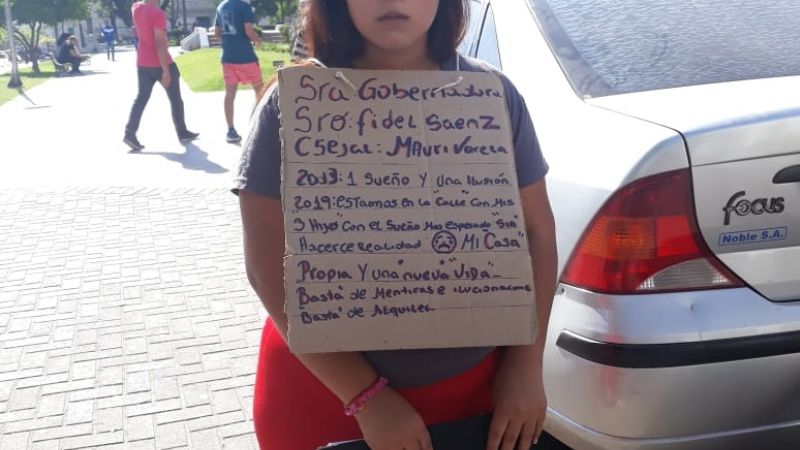 Una mujer que vive en la calle se encadenó para pedir una vivienda