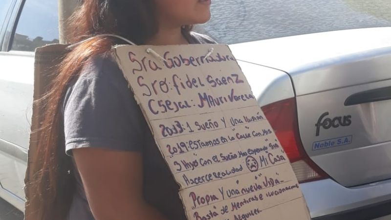 Una mujer que vive en la calle se encadenó para pedir una vivienda