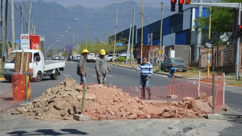 Continúan los trabajos para mejorar el sistema de agua en el Oeste