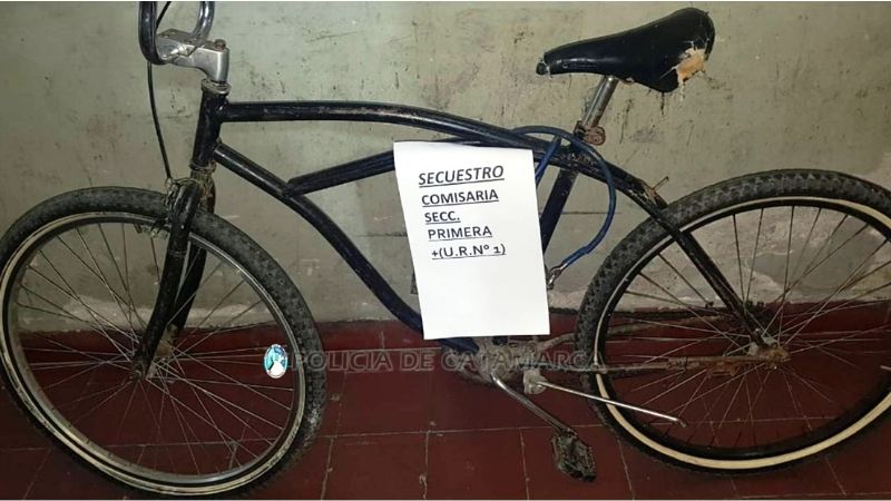 Ladrón llevaba una mesa en una bici robada y escapó