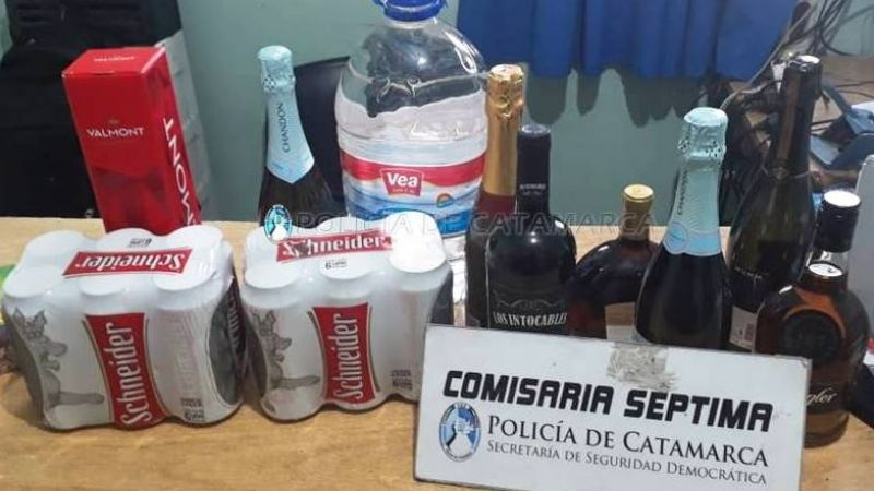 Descubrieron a un hombre cuando intentaba robar bebidas alcohólicas en un super