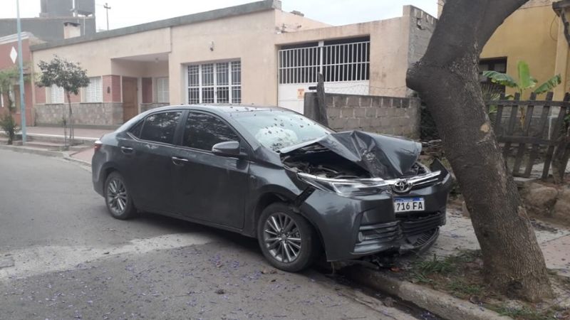 Conductor impactó contra un árbol