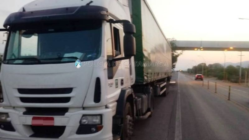 Conductor de camión manejaba por la ruta realizando maniobras peligrosas