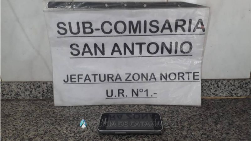Un joven y dos menores le robaron el celular a un adolescente