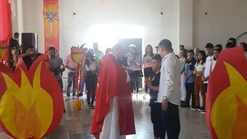 Más de 100 jóvenes fueron confirmados en la fe en la parroquia de San Jorge