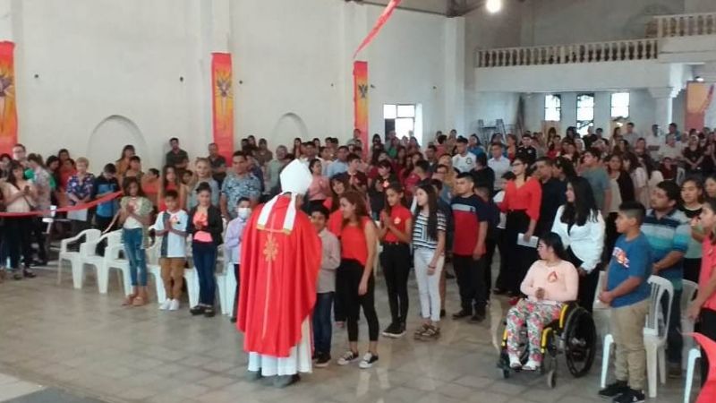 Más de 100 jóvenes fueron confirmados en la fe en la parroquia de San Jorge