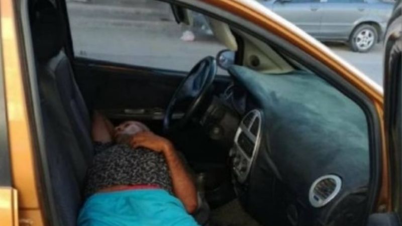 Se metió en su auto y se quedó dormido