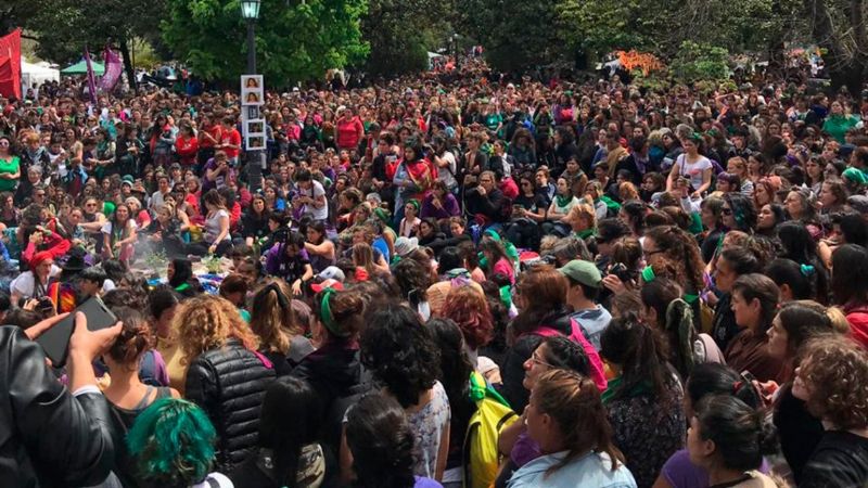Unas 200 mil mujeres coparon La Plata en un encuentro histórico