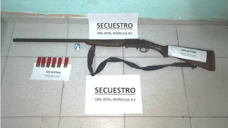 Conducía con una escopeta en el asiento de acompañante