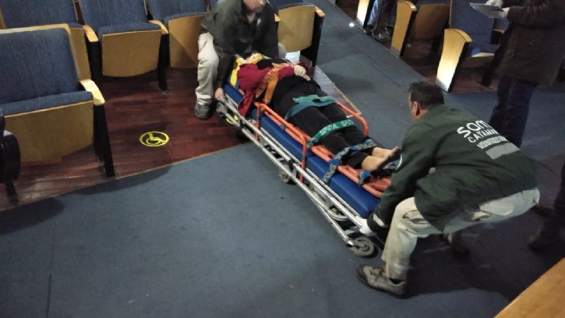 Una mujer se accidentó en el Cine Teatro Catamarca