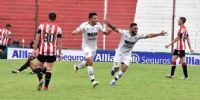 NÚÑEZ Y HERRERA festejan el gol de los santiagueños ante Estudiantes.