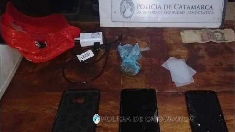 Arrestan a un joven con dinero, celulares y droga en Valle Viejo