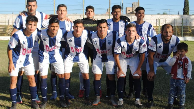 Sarmiento frenó a la “Juve” y Rivadavia venció a “Defe”
