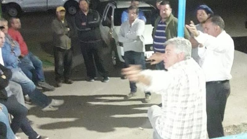 Se reunieron para atacar a la manga de langosta