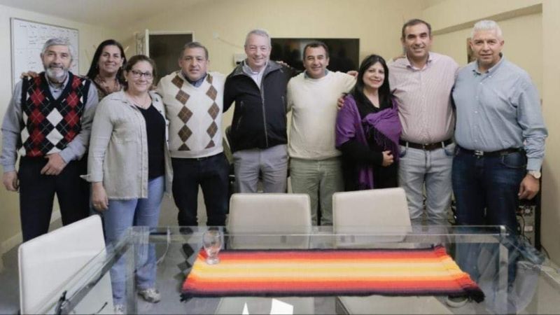 Internas que no sanan y encuestas que no repuntan