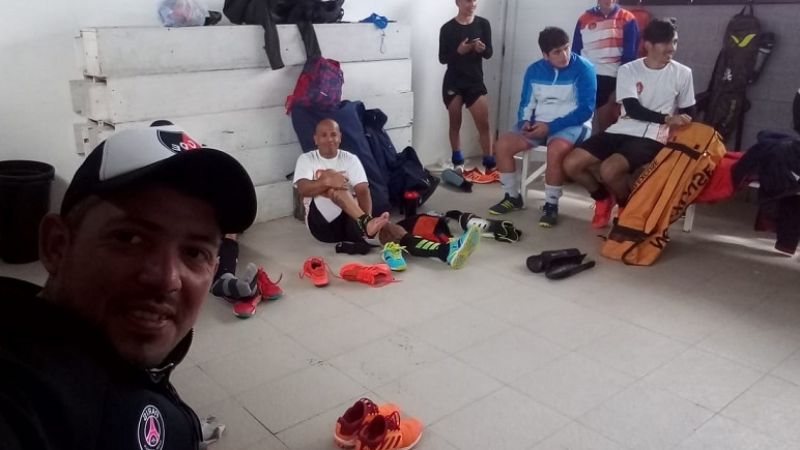 Triunfo en Caballeros y nueva caída en Damas en el Argentino