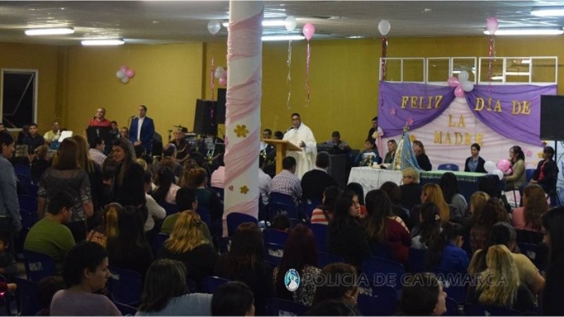 La Policía agasajó a las Madres de la Institución