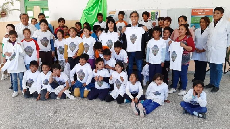 Entrega de remeras a alumnos