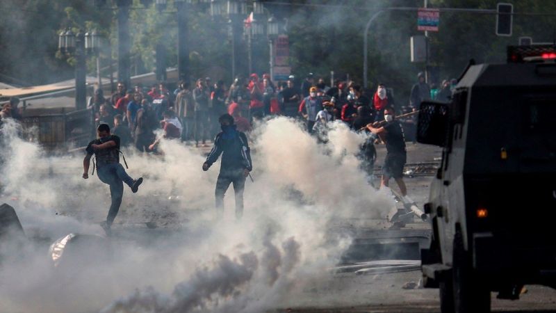Piñera decretó el toque de queda, pero suspendió la suba en el subte