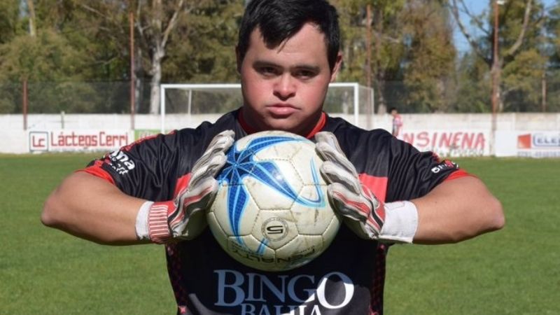 Giuliano, el arquero down, que atajó en Primera