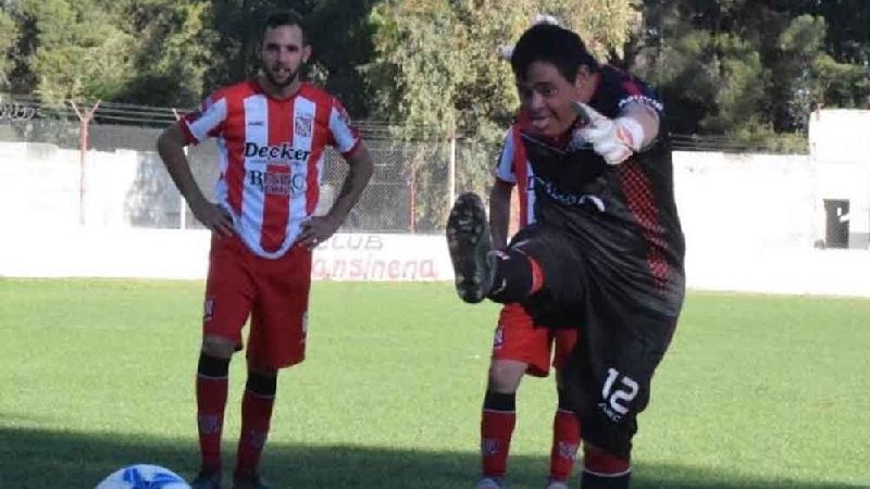 Giuliano, el arquero down, que atajó en Primera