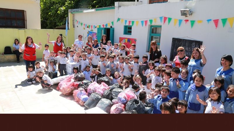 Acto solidario de alumnos de La Fray en escuelita de Banda de Varela