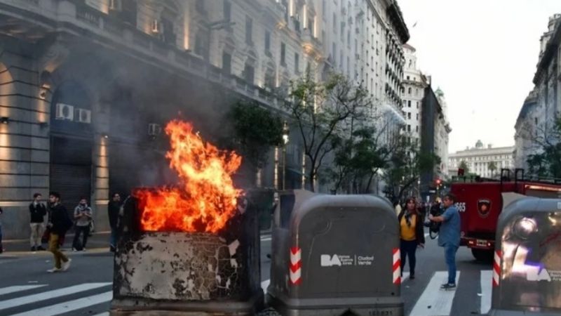 Detenidos y heridos en una protesta frente al consulado de Chile en Buenos Aires