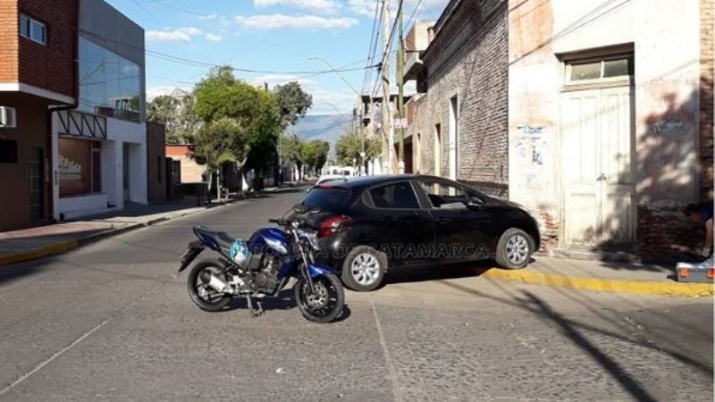 Auto se subió a la vereda tras chocar con una moto