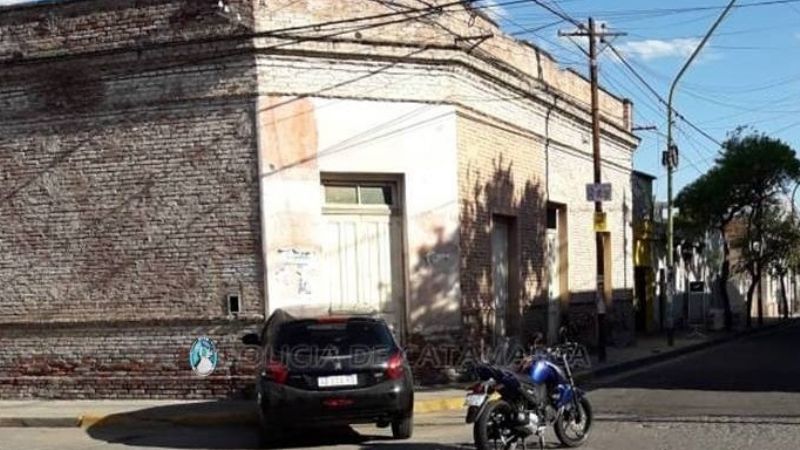 Auto se subió a la vereda tras chocar con una moto