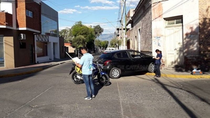 Auto se subió a la vereda tras chocar con una moto