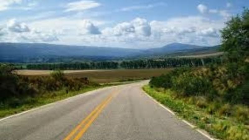 Conductor perdió el control y volcó en la ruta 1, en El Bolsón