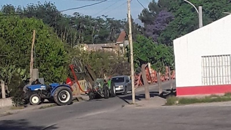 Tractor se subió a la vereda y chocó contra una pared