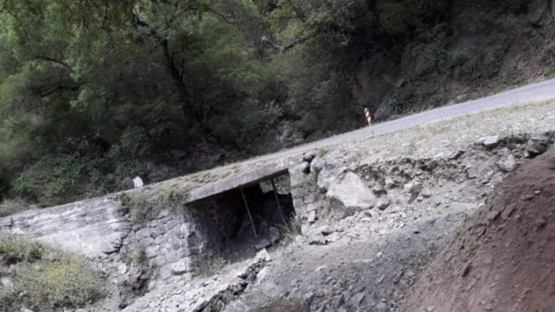 Peligro latente en un puente que presenta visibles grietas