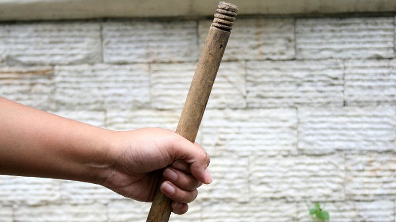 Un hombre le pegó con un palo de escoba a su pareja