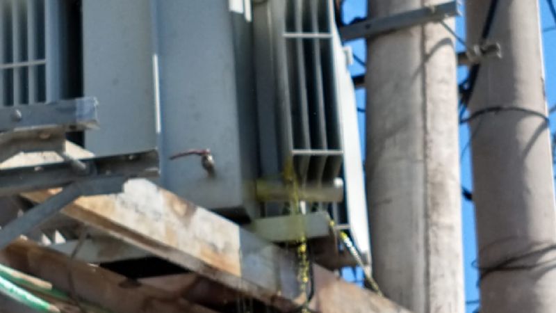 Camión chocó un transformador y se fugó